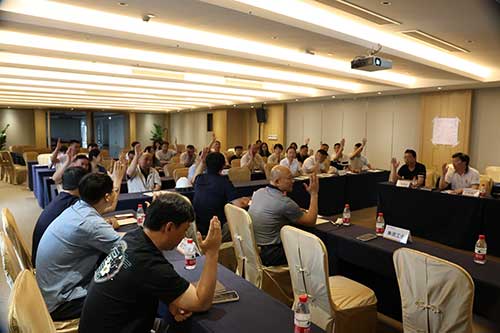 上海創力(li)集(ji)團(tuán)組織召開第三屆第十次職工(gong)代(dai)表大(da)會——專(zhuan)題審議《員(yuan)工(gong)手冊》(圖3)